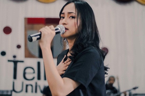 Ngoài công việc chính, cô đã lấn sân showbiz với vai trò người mẫu, ca sỹ.