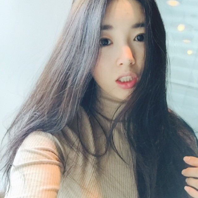 Yoo Seung Ok cao 1m72 và nặng 56kg. Mỹ nhân thể hình Hàn Quốc đã tốt nghiệp khoa Kỹ thuật Công nghiệp và sinh học trường Đại học Gongju.