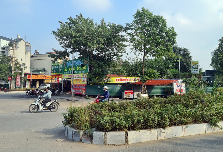 Các cửa hàng kinh doanh, quán bia "mọc" nhếch nhác, lấn chiếm hết cả vỉa hè, tiềm ẩn nguy cơ cháy nổ cao.