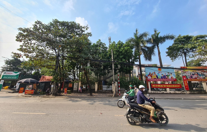 Hàng quán, cửa hàng sửa chữa xe máy nhếch nhác, lấn chiếm vỉa hè trên địa bàn phường Đại Mỗ.