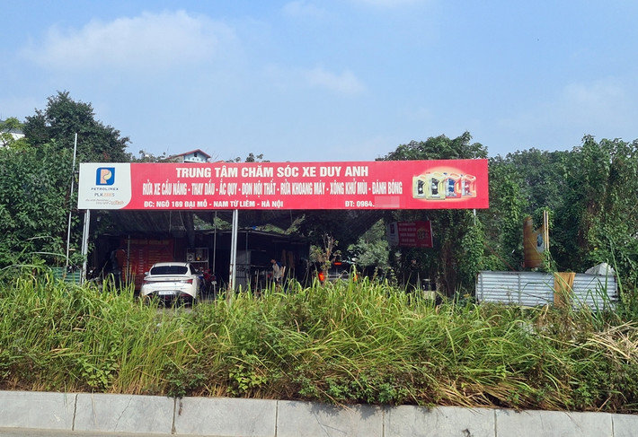 Gara sửa chữa ô tô “mọc” trái phép cuối đường ngõ 169 Đại Mỗ.
