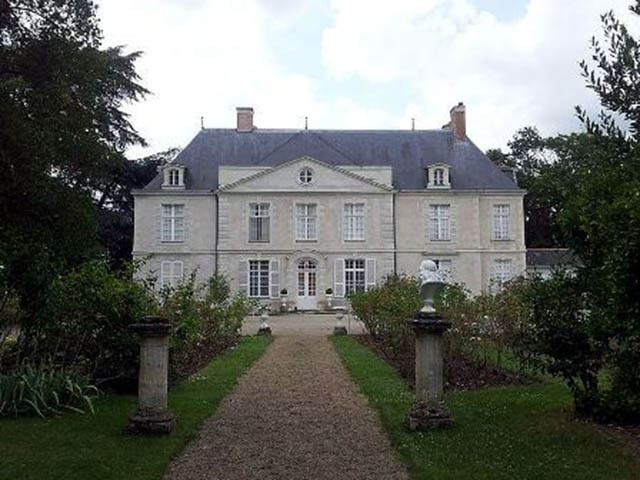 7. Chateau de Chateaubriant: Có một câu chuyện gắn liền với tòa lâu đài này về Francoise de Foix, vợ của Jean de Laval-Châteaubriant, thống đốc Brittany đột nhiên qua đời vào ngày 16 tháng 10 năm 1537, có tin đồn nói rằng bà bị nhốt trong một căn phòng bởi người chồng ghen tuông của mình, bà đã bị đầu độc và chảy máu cho đến chết.