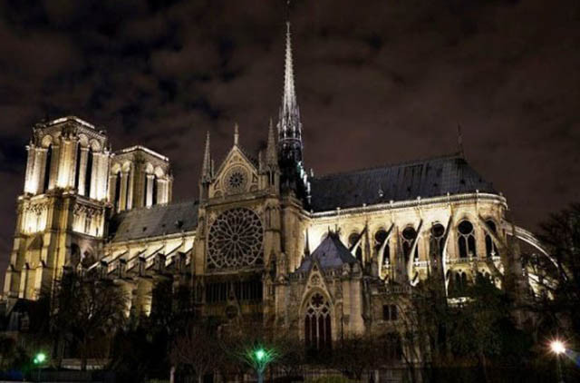 8. Notre Dame of Paris: Notre Dame of Paris là một trong những điểm du lịch đáng chú ý nhất ở Pháp, nhưng ít ai biết rằng nó cũng là nơi xuất hiện rất nhiều bóng ma bí ẩn. Cho đến ngày nay, vẫn chưa ai dám can đảm để tìm hiểu sự thật chết chóc bên trong tòa lâu đài.
