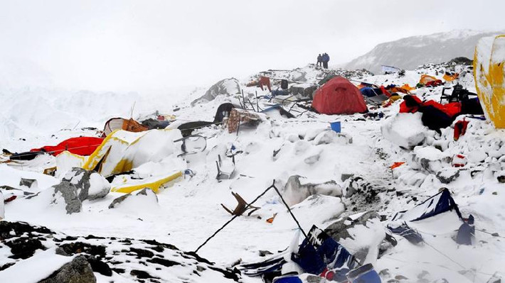 Ngày 25/4/2015, hơn 700 nhà leo núi bị mắc kẹt trên đường lên đỉnh Everest do một vụ lở tuyết đã chặn tất cả các lối xuống chân núi. Trận tuyết lở này là hệ quả của cơn động đất 7.8 độ richter làm rung chuyển thủ đô Kathmandu của Nepal. Vụ việc này thu hút rất nhiều sự quan tâm của truyền thông thời điểm đó.