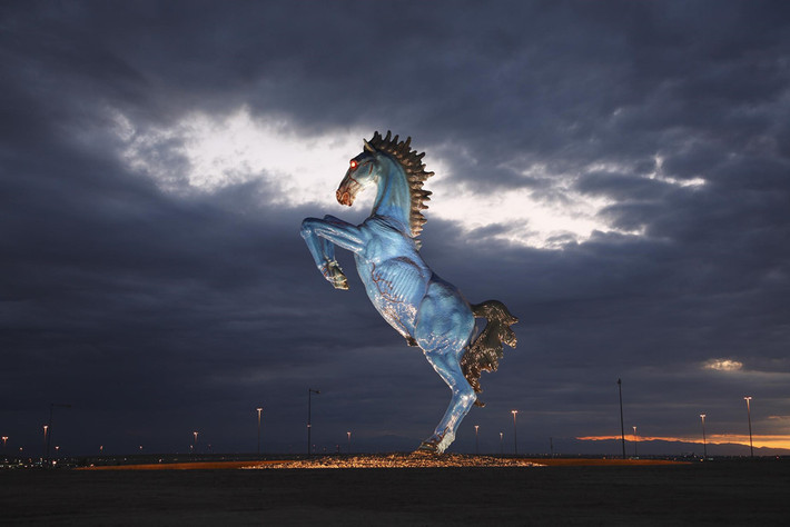 Tượng ngựa Blue Mustang (Denver, Mỹ): Đặt chân xuống sân bay Denver lúc chiều tối, hành khách sẽ lập tức nhìn thấy bức tượng ngựa cao gần 10 m với đôi mắt đỏ rực và thân màu xanh. Đây là tác phẩm của nhà điêu khắc Luis Jiménez, lấy cảm hứng từ sức mạnh và tự do của loài ngựa sống ở miền Tây nước Mỹ. Ảnh: Thrillist.