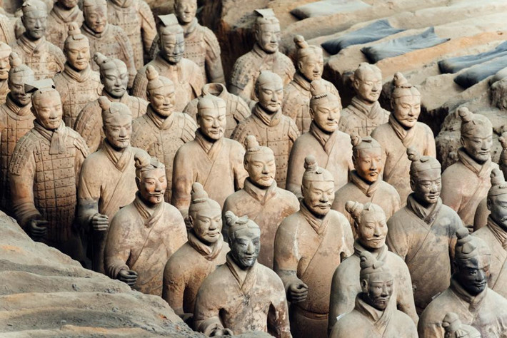 Điều đặc biệt là mỗi tượng đều có những đặc trưng riêng, không tượng nào giống hệt tượng nào. Sự khác biệt giữa các bức tượng khiến nhiều người tin rằng trong mỗi tượng có chứa hài cốt của người thật, những binh lính được tuẫn táng theo hoàng đế. Tuy nhiên, các nhà khoa học đã bác bỏ điều này và khẳng định trong tượng không hề có xương cốt của người thật. Ảnh: Ảnh: Ancient History.