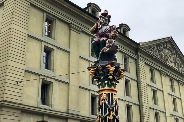 Tượng kẻ ăn thịt trẻ em (Bern, Thụy Sĩ): Bức tượng kiêm đài phun nước này mô tả một gã khổng lồ có vẻ ngoài đáng sợ đang cho một em bé vào miệng, trong chiếc túi phía sau còn có 3 đứa trẻ nữa. Tượng được xây dựng từ năm 1546 và đến giờ vẫn chưa ai khẳng định được ý nghĩa thực sự của bức tượng này. Ảnh: Newly Swissed.