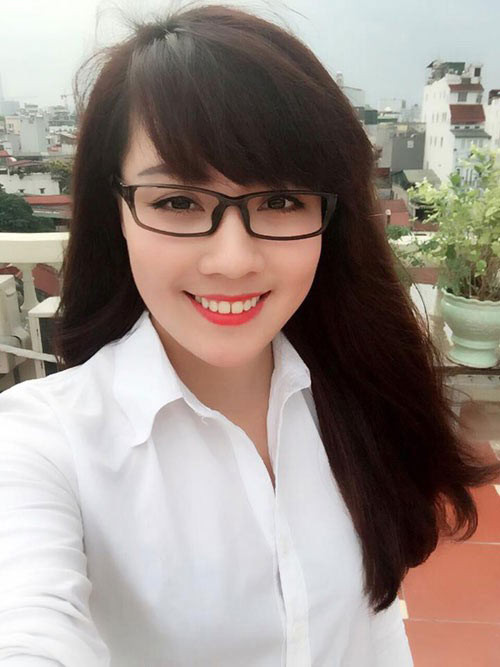 Hà My - Triệu Mẫn đang là sinh viên trường Đại học Ngoại ngữ, Đại học Quốc gia Hà Nội. Cô nàng cũng không phải gương mặt quá xa lạ với dân mạng Việt khi từng tham gia một vài cuộc thi Hoa khôi sinh viên và sở hữu nhiều clip nhạc, giả giọng miền Trung hấp dẫn trên Youtube.