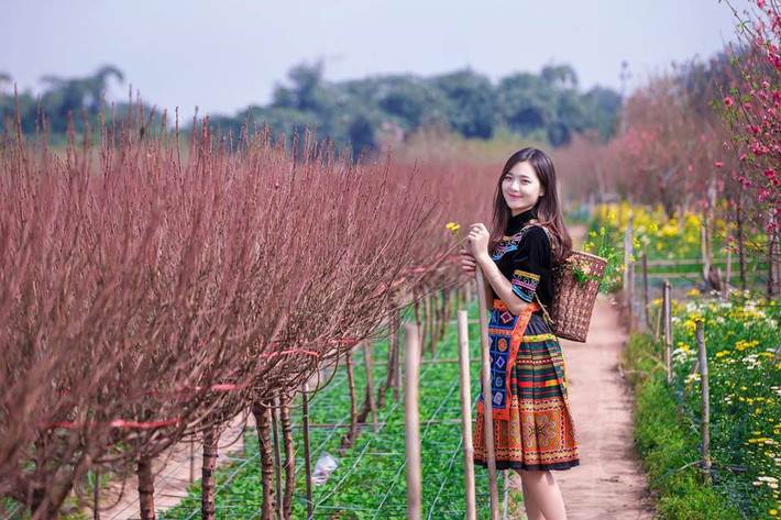 Ngoài ra, khung cảnh khu vườn ngập tràn màu sắc mùa xuân mới cũng góp phần tạo nên sự hấp dẫn của bộ ảnh. Trên một số fanpage về nhiếp ảnh, nhiều thành viên bình luận rằng chỉ cần ngắm nghía bộ ảnh mới của Thu Hương, các cô gái trẻ như được truyền thêm hứng thú, cũng muốn chuẩn bị, xúng xính quần áo đẹp để ra vườn xuân chụp ảnh. Ảnh: Trần Lâm.