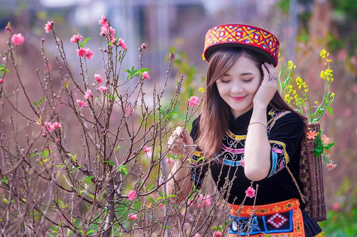 Chia sẻ về lý do chụp bộ ảnh ấn tượng này, Thu Hương cho biết: “Đây cũng là thời điểm gần Tết nên mình chụp vui cho có không khí, đồng thời cũng muốn kỉ niệm hơn 1 năm từ lúc bén duyên với bức ảnh đứng bên suối té nước, bức ảnh đem lại cho mình rất nhiều may mắn và thuận lợi về sau này”. Ảnh: Trần Lâm.