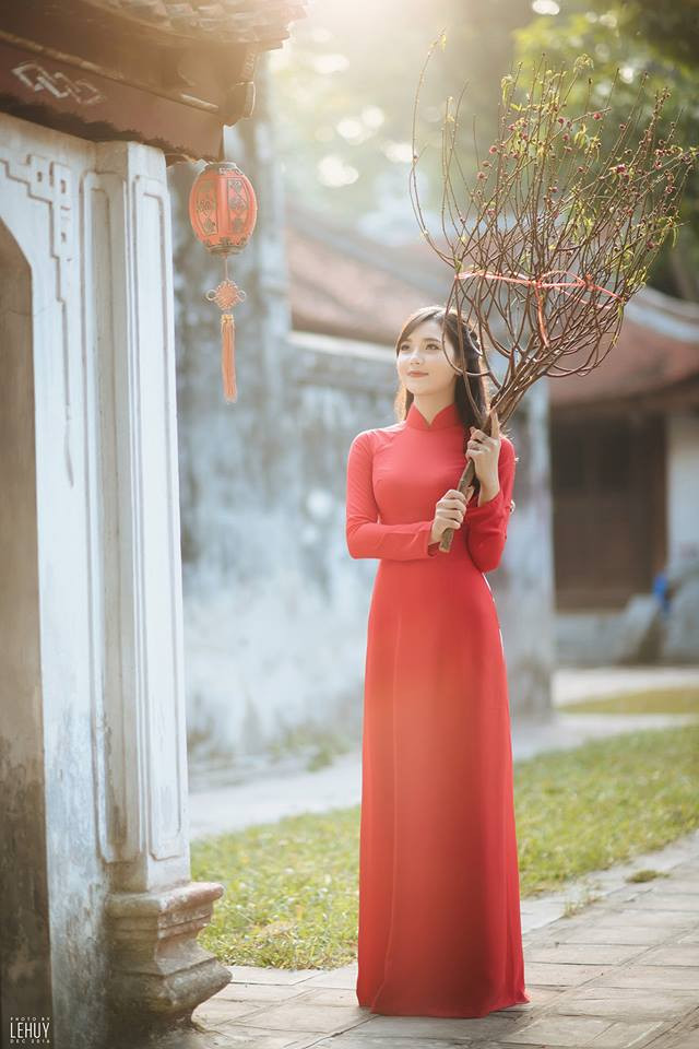 Trước bộ ảnh "Lên nương mùa xuân" với hình tượng thiếu nữ dân tộc xinh đẹp, trước đó Thu Hương cũng đã chụp một vài hình ảnh đón xuân với concept áo dài đỏ cùng tạo hình của một thiếu nữ Hà thành yêu kiều, giản dị. Những bức ảnh nhìn chung khá đơn giản nhưng vẫn mô tả được sức sống mùa xuân mãnh liệt, tạo ra cảm xúc đặc biệt cho người xem thời điểm Tết đến. Ảnh: Lê Huy.