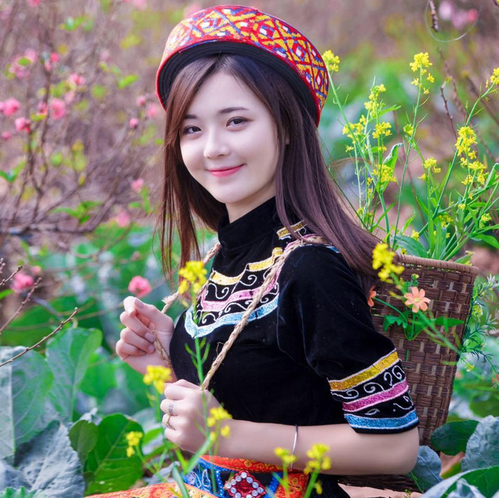 Là một cô gái quê gốc Hưng Yên là người Kinh "chính hiệu", nhưng nhờ bức ảnh chụp bên suối ngày trước, biệt danh "hot girl dân tộc" đã gắn liền với Thu Hương cho đến hiện tại. Nhân dịp Tết đến, xuân về, mới đây Thu Hương lại tiếp tục khiến bạn bè, dân mạng được một phen thích thú, mê mẩn khi "trình làng" bộ ảnh mới tái hiện hình tượng "hot girl dân tộc" ngày nào. Ảnh: Trần Lâm.