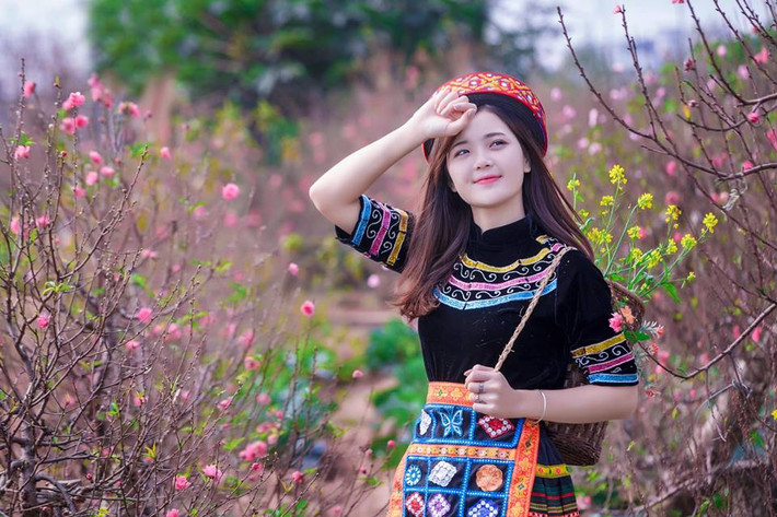 Theo tiết lộ của Thu Hương, bộ ảnh này được đặt cho một nhan đề khá bắt tai và mang đậm ý nghĩa, màu sắc của người dân tộc, miền núi đó là: "Lên nương mùa xuân". Ảnh: Trần Lâm.