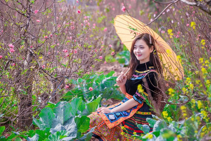 Trang phục, đạo cụ và cách diễn xuất của Thu Hương trong bộ ảnh này khiến nhiều dân mạng nhận xét cô bạn trông thật sự giống một thiếu nữ dân tộc thực sự. Ảnh: Trần Lâm.