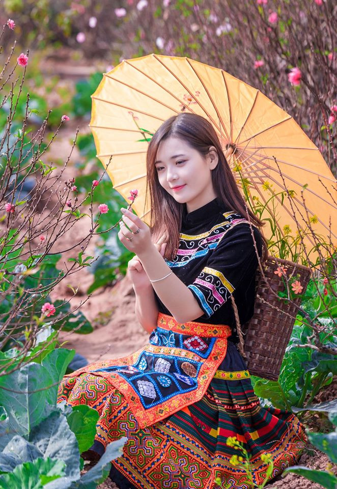 Lê Thu Hương là tên cô gái trẻ có biệt danh " hot girl dân tộc" đã quá quen thuộc với đông đảo dân mạng Việt trong năm qua. Được biết đến lần đầu vào khoảng tháng 4/2016 bằng một bức ảnh mặc hóa thân thành thiếu nữ người dân tộc vui đùa bên suối... từ đó đến nay, Thu Hương đã có rất nhiều sự thay đổi nhưng nét xinh xắn, dễ thương của cô này vẫn thường xuyên khiến dân mạng phát sốt mỗi khi cô trình làng một bộ ảnh mới. Ảnh: Trần Lâm.