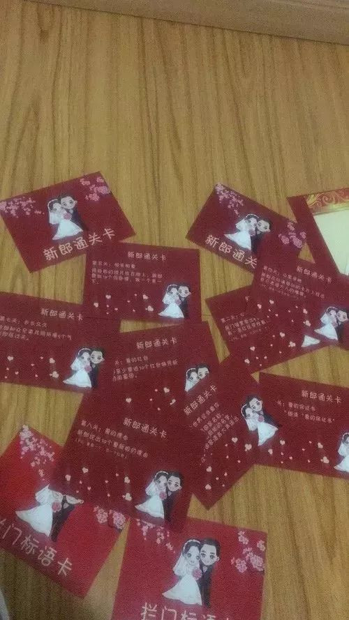 Mới đây, Tiểu Niếp lại tiếp tục nhận lời mời làm phù dâu lần thứ 39. Lần này, cô nàng quyết định chia sẻ một chút cảm xúc của mình trên mạng xã hội, nói đùa rằng: "Năm nay cứ nghĩ rằng chết cũng không làm phù dâu nữa, cuối cùng lại không nhẫn tâm từ chối. Đây đã là lần thứ 39 rồi đấy, không ai thèm lấy cũng là có lý do cả..." Mọi người thường nói, không thể làm phù dâu quá 3 lần vì làm phù dâu nhiều sẽ mất duyên, khó lấy chồng thế nhưng Tiểu Niếp không tin. Cô nàng cho rằng gặp gỡ đúng người cho dù đợi lâu một chút, làm phù dâu nhiều lần cũng không sao. Điều khó chịu duy nhất khi làm phù dâu đó là không được ăn đồ ngon khi chúng còn thơm ngon, nóng hổi.