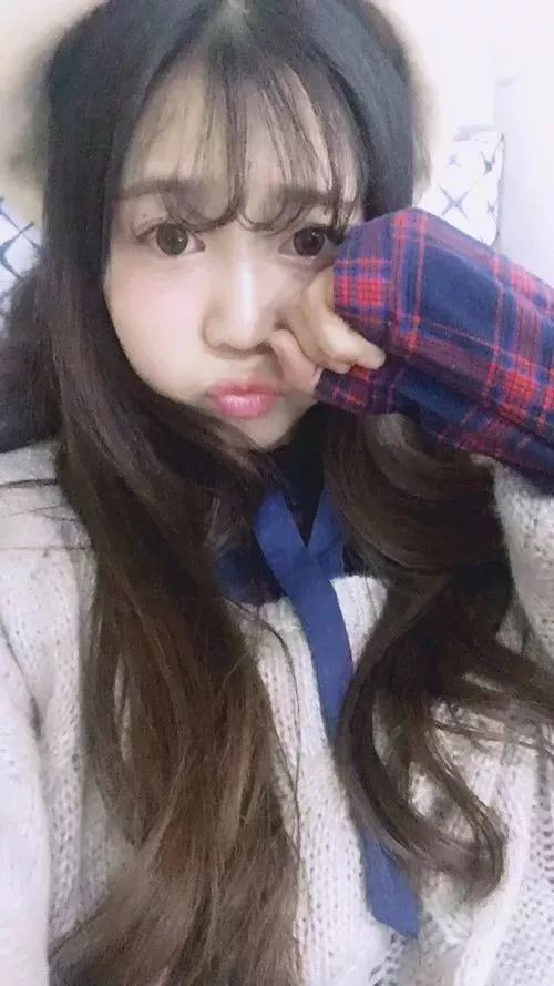 Dù vậy, khi được hỏi về mong ước của mình, Tiểu Niếp nói: "Tôi cũng mơ ước về tình yêu, về đám cưới của mình chứ. Trước đây tôi cũng có vài người theo đuổi, thế nhưng theo đuổi chưa được bao lâu thì đổi ý, chuyển sang theo đuổi người khác. Đối với chuyện này tôi cũng là bất đắc dĩ, phải bị động tiếp nhận. Tuy nhiên tôi cũng không nuối tiếc những chàng trai đó, bởi vì kiểu tình yêu chóng nở chóng tàn đó không phải là kiểu tình yêu mà tôi khao khát, ước mơ".