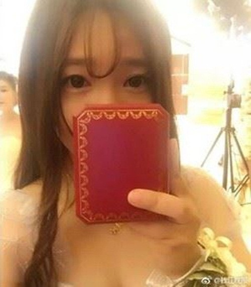 Theo quan niệm truyền thống của Trung Quốc, khi trở thành phù dâu, những cô gái trẻ có thể "dính lây" chút không khí vui vẻ trong đám cưới, nhanh chóng tìm được nửa kia của mình. Thế nhưng tại Hàng Châu, Trung Quốc, cô gái xinh đẹp Tào Tiểu Niếp, 28 tuổi, đã làm phù dâu 39 lần mà vẫn chưa gặp được tình yêu của cuộc đời mình. Mới đây, cô nàng đã chia sẻ tâm sự của mình trên mạng, thu hút được sự chú ý của rất nhiều người.