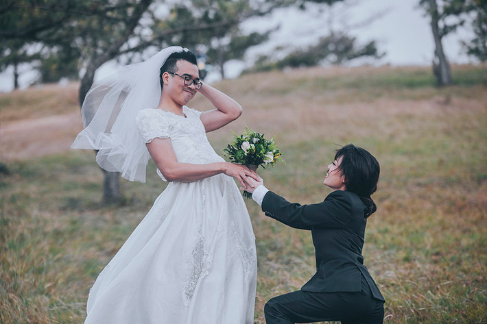 Cặp đôi quen nhau qua những lần đi chơi cùng bạn bè, thế rồi qua tiếp xúc họ nhận ra sự đồng điệu trong cách sống, tâm hồn và yêu nhau từ lúc nào không hay.