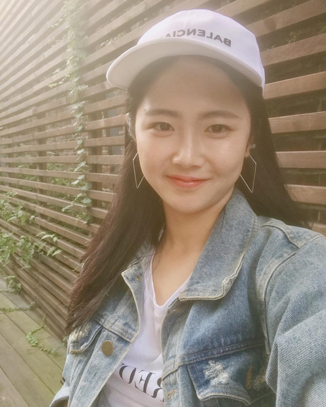 Không chỉ bởi tài năng và ý chí trên sân cỏ, Lee Mina còn thu hút thêm nhiều người hâm mộ bằng loạt hình ảnh đời thường xinh xắn, dịu dàng, không thua kém bất kỳ hot girl Hàn nào.