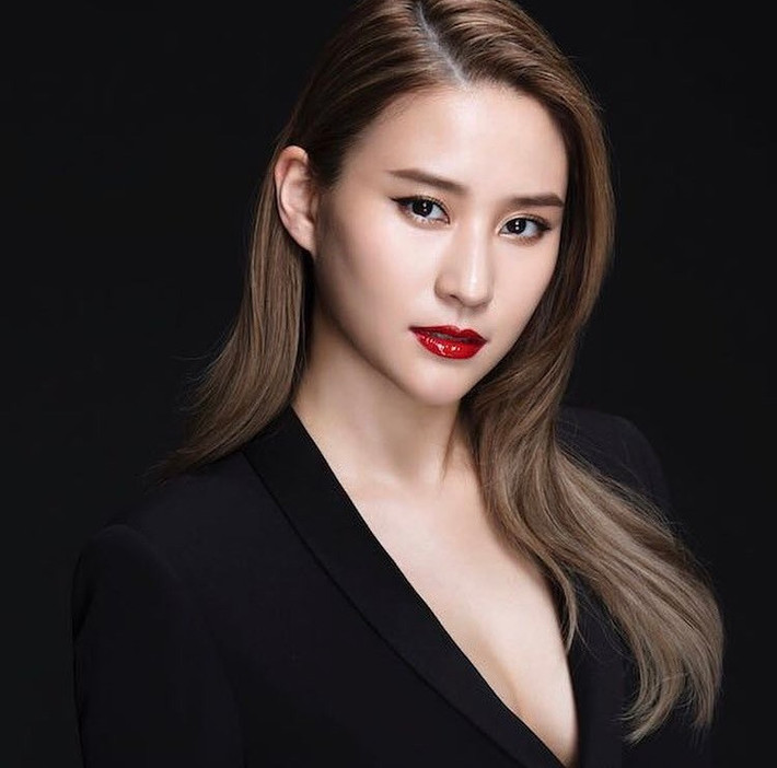 Vẻ ngoài đầy cuốn hút khi Laurinda Ho làm đại diện cho thương hiệu mỹ phẩm.