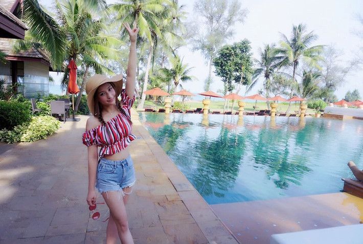 Laurinda Ho (26 tuổi) được nhiều người biết đến vì là tiểu thư xinh đẹp, ái nữ của ông trùm sòng bạc Macau - Stanley Ho. Cha cô là người quản lý đế chế kinh doanh bao gồm hệ thống sòng bạc, nhà đất và giao thông vận tải trị giá 6,5 tỷ USD. Là con gái của Stanley Ho cùng người vợ thứ 3, 9X được cha nhất mực cưng chiều, là một trong hot girl giàu có của châu Á.