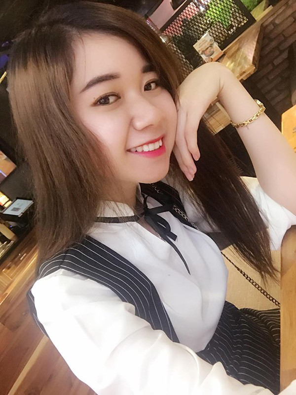 Cô gái xuất hiện trong trang phục áo bà ba có họa tiết hoa lá khá sặc sỡ. Cùng với đó là cách thắt bím 2 bên cổ điển, dịu dàng đúng chất con gái miền Tây. Trong clip, cô gái này diễn nhiều cảnh khá tình tứ với Tài Smile đúng với câu hát 'cầm tay anh, dựa vai anh, nơi này có anh'.