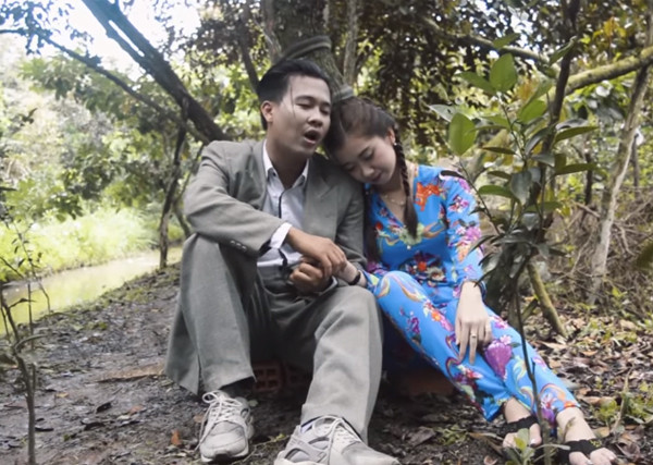 Nhắc đến Tài Smile là nhắc đến chàng trai sở hữu bản cover triệu view chỉ sau vài giờ đồng hồ chia sẻ. Nhờ cover ca khúc đình đám Phía sau một cô gái theo phiên bản bolero nhẹ nhàng, chậm rãi, kèm theo đó là biểu cảm thất tình, sầu bi đến… hài hước, Tài Smile nhanh chóng trở thành hiện tượng mạng được nhiều người chú ý, quan tâm.