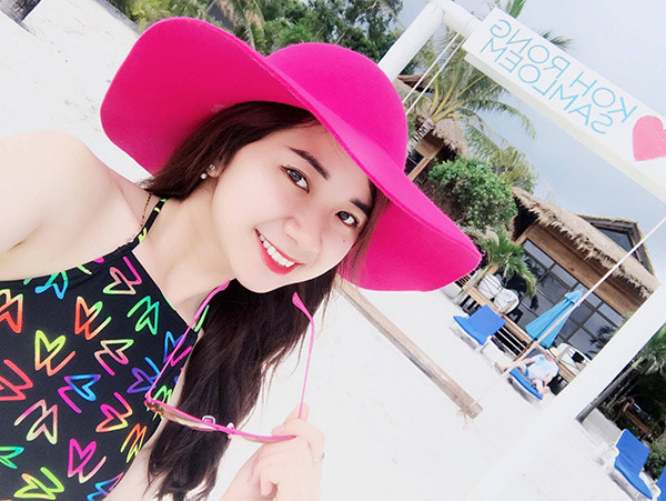 Trước đó, clip Phía sau một cô gái Tài Smile cũng được chú ý bởi diễn xuất của cô nàng váy hoa vàng Bích Ngọc. Điều này khiến nhiều người đùa rằng, Tài Smile có duyên với các cô gái xinh đẹp.