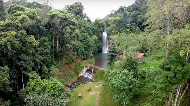 Măng Đen là một trong hai cao nguyên nổi tiếng của tỉnh Kon Tum, là vùng đất “3 hồ, 7 thác”. Đến Măng Đen cũng yêu thích không khí mát lành, quanh năm se lạnh như dạng khí hậu ôn đới ở đây khiến người ta vô cùng dễ chịu. Thiên nhiên thơ mộng với đặc trưng là các đồi thông cao vút, vẻ lãng mạn hữu tình hiếm có của vùng đất cao nguyên hay thác nước Pa Sỹ hùng vĩ ào ạt tuôn chảy…