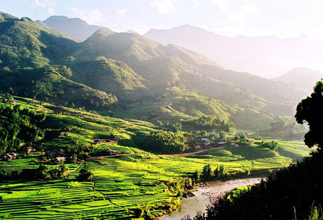 Sáng sớm trời se se lạnh, buổi trưa, không khí trở nên oi bức như mùa hè. Khi chiều vừa tắt nắng đã có những cơn gió thoang thoảng của mùa thu làm dịu mát cái nắng gắt mùa hè. Và khi màn đêm xuống nghĩa là đông đã về. Trong cái lạnh của phố núi cao nguyên, bạn sẽ có cảm nhận về một bầu không khí trong lành và sự bình yên của cuộc sống nơi đây. Không gian, cảnh quan với đường phố là những triền dốc uốn quanh mang đặc trưng phố núi tạo một cảm giác khác biệt dễ khiến con người ta xua tan những mệt nhọc của cuộc sống thường nhật. Ảnh: vnairline.