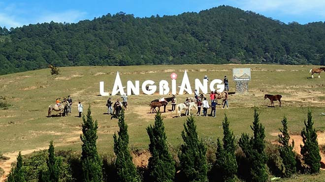 Cao Nguyên Lang Biang hay cao nguyên Lâm Viên, nằm cách trung tâm thành phố Đà Lạt 12km về phía Bắc, là điểm đến mà nhiều du khách không thể bỏ qua trong hành trình đến với thành phố Đà Lạt. Lang Biang là ngọn núi cao nhất xứ Lâm Viên bao gồm nhiều dãy núi khác nhau chứ không phải duy nhất một đỉnh Langbiang. Ngoài ra Lang Biang còn được người bản xứ gọi với cái tên là núi Mẹ gồm hai ngọn núi có tên là núi Ông và núi Bà. Lang Biang tọa lạc tại huyện Lạc Dương, cách không quá xa trung tâm thành phố Đà Lạt với khoảng 12km về phía Bắc.