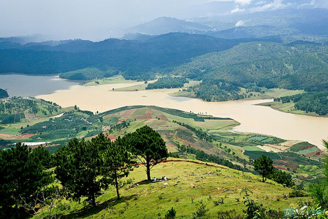 Cuộc sống êm đềm của hai người chấm dứt khi nàng Biang lâm bệnh. Sau một thời gian chữa trị không khỏi, chàng Lang đành xuống núi để tìm người chữa bệnh cho nàng Biang nhưng bị dân làng phản đối và đuổi giết. Nàng Biang đã dũng cảm đỡ mũi tên tẩm độc cho chàng Lang rồi chết. Lang hết sức đau buồn và thương tiếc, nước mắt của chàng chảy thành một dòng suối lớn mà đến nay người ta vẫn gọi với cái tên Suối Vàng để tưởng nhớ câu chuyện tình đau thương của chàng Lang, nàng Biang. Ngọn núi nơi chàng trai và cô gái nằm xuống đã hóa thành hai ngọn núi sững sững nằm cạnh nhau mà đến nay người ta vẫn gọi là núi Langbiang hay núi Mẹ.