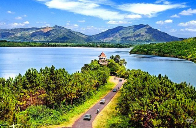 Cao nguyên Pleiku. Cảm giác được thưởng thức một tách cà phê hay tô phở khô trong không khí se lạnh của phố núi Pleiku luôn mang lại những cảm xúc thú vị cho du khách khi khám phá vùng đất này. Có những ngày tiết trời ở phố núi Pleiku có đủ 4 mùa xuân, hạ, thu, đông hội tụ.