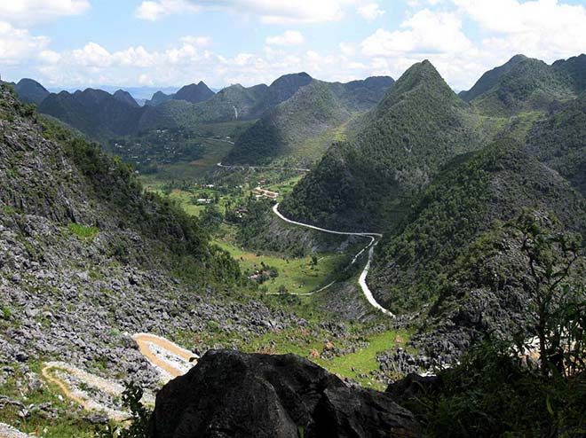 Nằm ở độ cao hơn 1.000m, cao nguyên Đồng Văn nằm ở tỉnh Hà Giang là mảnh đất địa đầu cực Bắc của Việt Nam. Cao nguyên này đã được UNESCO công nhận là Công viên địa chất toàn cầu vì những điểm độc đáo trong cấu tạo địa chất. Đối với khách du lịch, đây là nơi có nhiều danh lam thắng cảnh tuyệt đẹp, văn hóa độc đáo của các dân tộc thiểu số, khí hậu luôn ôn hòa mát mẻ và chưa bị thương mại hóa, rất phù hợp cho những chuyến “phượt” dài ngày.