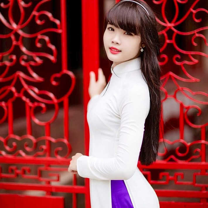 Thường xuyên mặc váy ngắn, áo hai dây đi diễn, nhưng Bé Vi từng thổ lộ rằng cô bạn cũng rất yêu tài áo dài và luôn ao ước được thấy mình thật đẹp trong trang phục truyền thống này.