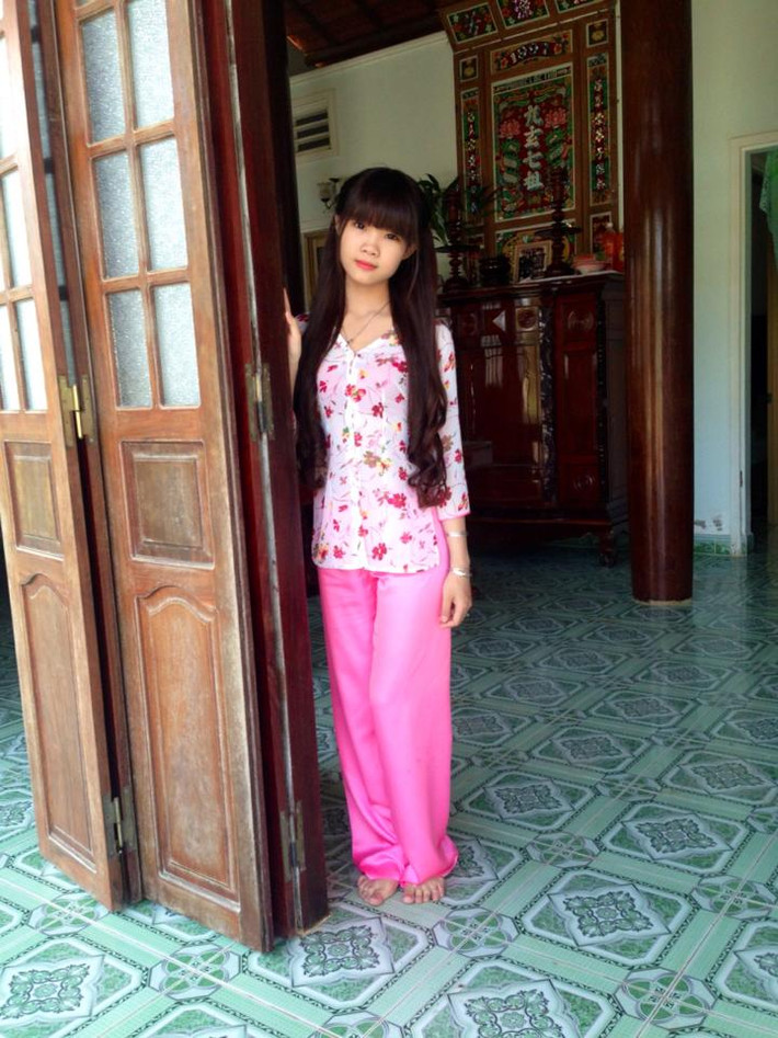 Quê Bến Tre nên thỉnh thoảng Bé Vi cũng cho bạn bè thấy được nét đẹp của một cô gái miền Tây, đẹp thùy mị, đoan trang trong trang phục bình dân.