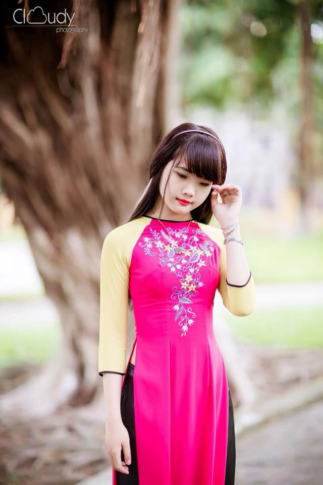 Luôn gợi cảm, sexy khi đứng bên bàn mix nhưng nữ DJ có khuôn mặt trẻ thơ Bé Vi thỉnh thoảng cũng khiến bạn bè ngỡ ngàng với những hình ảnh đoan trang, khoe nét đẹp nhẹ nhàng theo phong cách truyền thống.