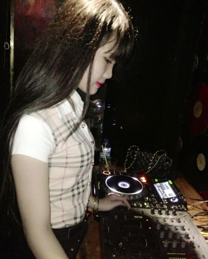 Quê gốc Bến Tre nhưng Bé Vi đã lên TP HCM làm việc khi còn rất trẻ. Hiện cô là nữ DJ xinh đẹp thường xuyên chơi nhạc ở một số quán bar cỡ vừa, nhỏ ở thành phố. Ngoài kỹ năng chuyên môn, Bé Vi còn gây ấn tượng với các khán giả trẻ nhờ ngoại hình xinh xắn của mình.