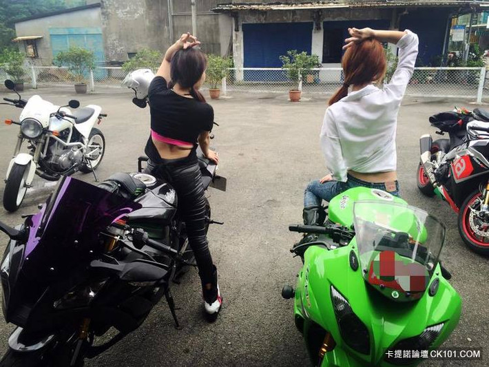 Đào bới các thông tin trên Weibo, biết được nữ biker bí ẩn này tên Tiết Chấn Đình, sinh năm 1994. Gần đây, Chấn Đình nổi lên trong một số cộng đồng những người yêu thích xe phân khối lớn với vai trò là một tay đua nữ, một cô gái có đam mê cháy bỏng với dòng xe này.