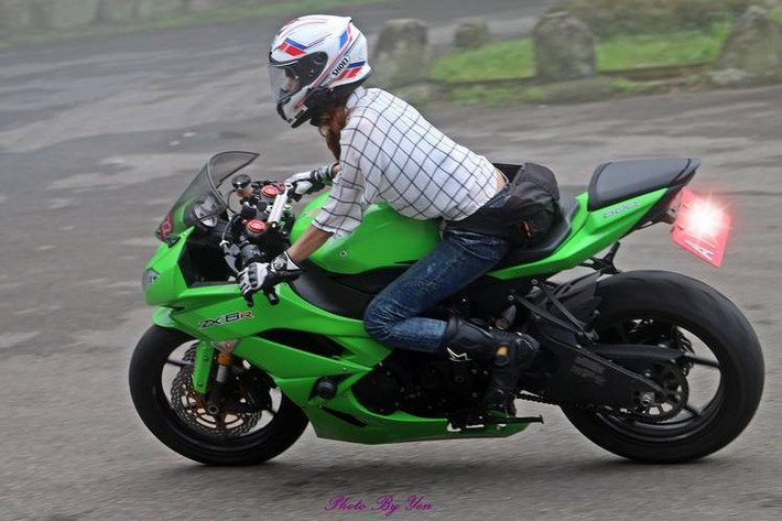 Dân mạng lần theo các thông tin của nữ biker này và tìm thêm được một số hình ảnh của cô. Tuy nhiên, nữ biker bí ẩn này đang khiến các chàng trai như “phát điên” khi nhất quyết không chịu để lộ khuôn mặt của mình.