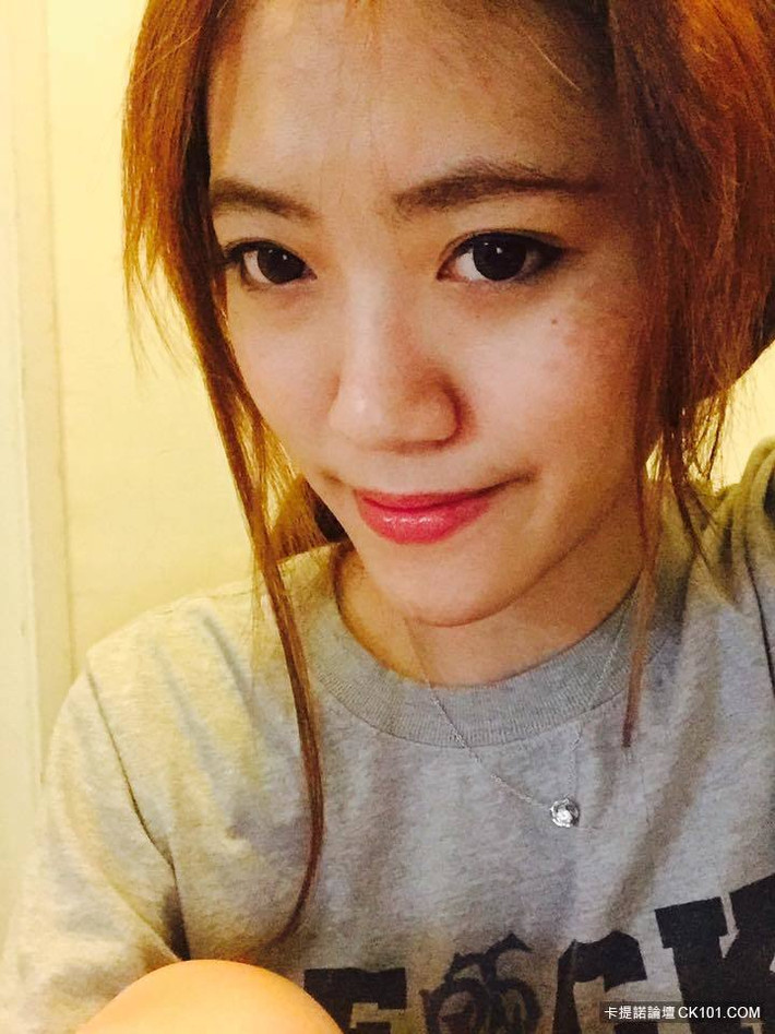 Không quá xinh đẹp như các hot girl, người mẫu xứ Trung nhưng với khuôn mặt của mình Chấn Đình được khuyên là nên dẹp ngay những ý nghĩ tự ti về bản thân. Không “sắc nước hương trời” nhưng Chấn Đình vẫn có những nét xinh xắn, dễ thương trên khuôn mặt và những nét đẹp này xứng đáng được cô nàng khoe với nhiều người, bạn bè gần xa.