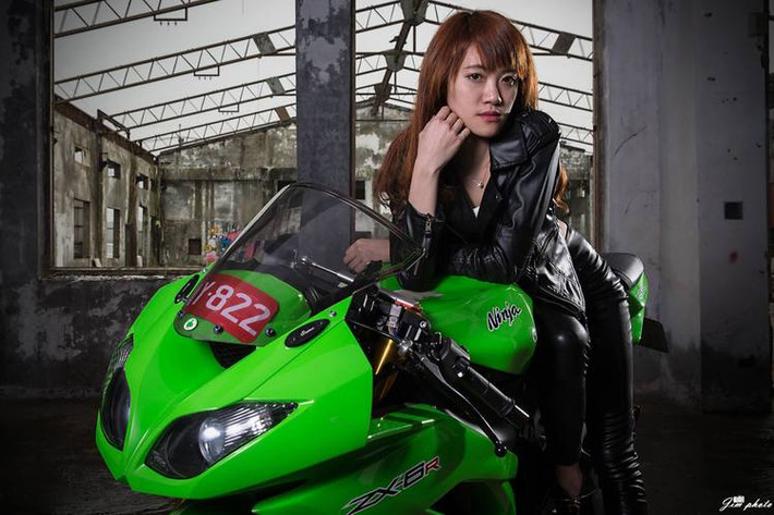 Trước phản ứng bất ngờ này của dân mạng, Chấn Đình đã buộc lòng phải “hiện hình”. Bức ảnh tự sướng để lộ mặt đầu tiên của cô nàng cuối cùng cũng “lên sóng” và nó đã tạo ra một cơn “bão like” thực sự trên mạng xã hội.