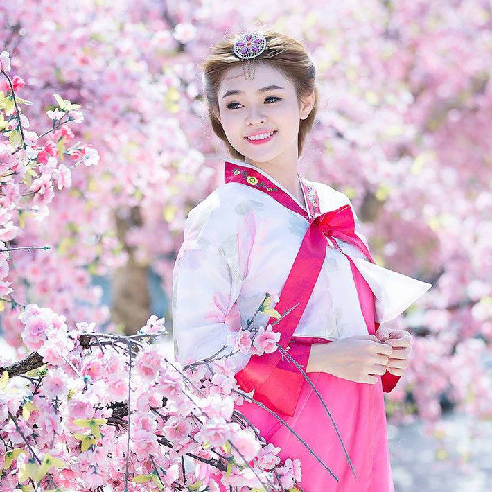 Thường xuyên nhận được lời mời làm mẫu ảnh cho các phó nháy trẻ, Như Thơ rất tự tin ghi hình và cười rất tươi. Ảnh: Kevin Jiang.