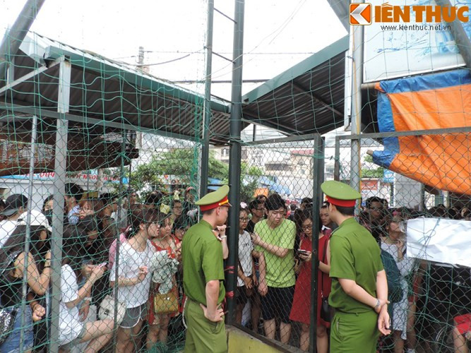 Và ôi thôi... Hội chợ Container đình đám mà giới trẻ Hà thành mong đợi bấy lâu và được quảng cáo rầm rộ... bị buộc đóng cửa phạm luật kinh doanh ngoài giấy phép. Được biết, người tổ chức hội chợ này cũng bị phạt tiền 25 triệu đồng bởi cách làm hời hợt. Nghe hung tin... nhưng vẫn có rất đông bạn trẻ cố gắng nán lại sân bóng, đứng ngoài hàng rào với hy vọng hội chợ có thể mở cửa trở lại. Ảnh: Dân Việt.