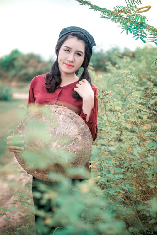 Trần Thị Tâm sinh năm 1993, quê Phú Bình, Thái Nguyên. Hiện Tâm đang làm công việc kế toán cho một ngân hàng ở Thái Nguyên. Do gia đình vốn có truyền thống làm nông nên dù công tác cách nhà khoảng 10km nhưng Tâm vẫn tranh thủ thời gian được nghỉ, rảnh rỗi, về nhà ở Phú Bình để làm đồng cùng bố mẹ. Do là con út trong gia đình, 3 chị lớn đều đã lập gia đình, bận rộn và có thời gian hạn hẹp nên Trần Thị Tâm luôn muốn tranh thủ trở về nhà, phụ giúp bố mẹ công việc đồng áng, vừa để xả stress sau một tuần làm việc bàn giấy nhiều căng thẳng.