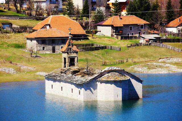 4. Nhà thờ Saint Nicholas, hồ Mavrovo: Không xa dãy núi Balkan ở Macedonia có một công viên quốc gia nổi tiếng với nhà thờ Saint Nicholas bị ngập nước. Nhà thờ cổ này được xây dựng vào những năm 1850. Chính phủ Hy Lạp quyết định xây dựng một hồ nước nhân tạo bao xung quanh để cung cấp nước cho địa phương. Thế nhưng vào năm 2003, nhà thờ đã bị nhấn chìm hoàn toàn trong nước. Vào mùa hè người ta chỉ phần nữa bên trên của nó lộ ra khỏi mặt nước.