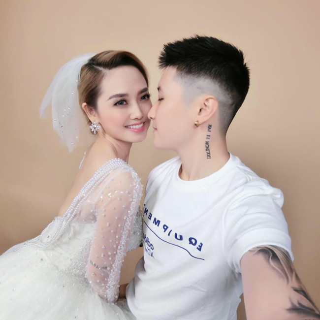 Tình yêu vượt qua được định kiến xã hội, rào cản gia đình của họ khiến khán giả ngưỡng mộ.