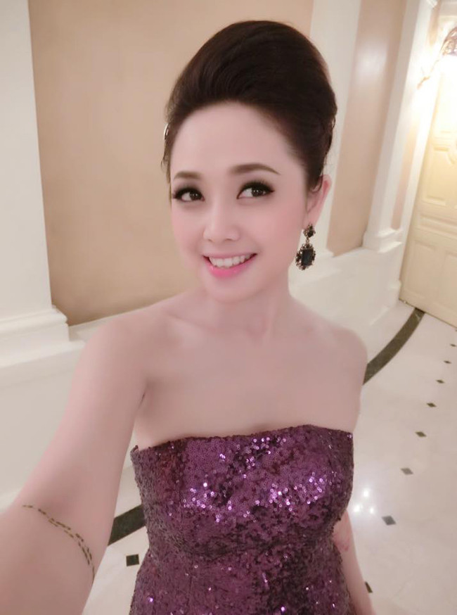 Nữ MC rất chăm chỉ cập nhật hình ảnh trên trang cá nhân, khi thì một mình, khi thì thân mật bên cạnh người yêu đồng tính.