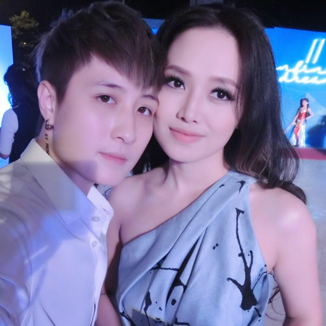 Kể từ khi công khai chuyện tình yêu, hình ảnh thân mật của MC Ngọc Trang và Lê Thảo Linh (nick name Lin Jay) xuất hiện khắp các trang mạng xã hội.